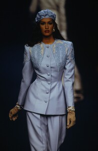 VALENTINO-COUTURE-FALL-1992-1-YASMEEN-GHAURI-3.thumb.jpg.e32f0320f1f643d5ec5e335551f62116.jpg