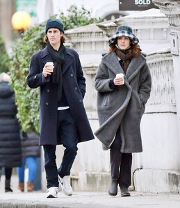 alexa-chung-and-orson-fry-out-in-london-01-10-2021-5.jpg