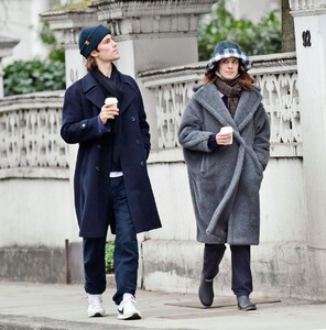 alexa-chung-and-orson-fry-out-in-london-01-10-2021-6.jpg