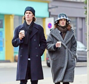 alexa-chung-and-orson-fry-out-in-london-01-10-2021-8.jpg