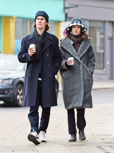 alexa-chung-and-orson-fry-out-in-london-01-10-2021-9.jpg