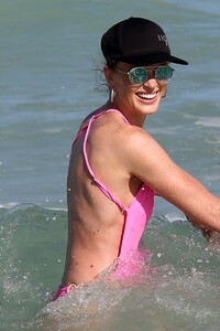 anne-vyalitsyna-in-swimsuit-at-a-beach-in-miami-12-31-2020-5.jpg