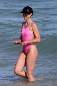anne-vyalitsyna-in-swimsuit-at-a-beach-in-miami-12-31-2020-7.jpg