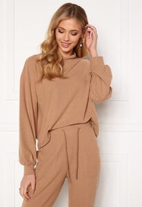 bubbleroom-juno-supersoft-sweater-beige_1.thumb.jpg.a06e4c4aa816b259a9b74bf67b685876.jpg