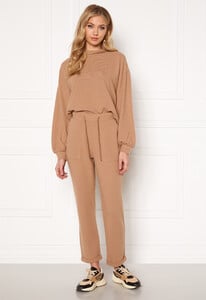 bubbleroom-juno-supersoft-trousers-beige.thumb.jpg.baed51c2ddab5594627eceac9d3e39a4.jpg