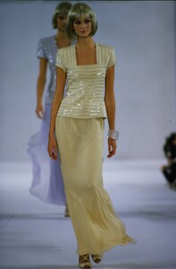 carolina-herrera-ss-1996-1.thumb.jpg.60d89460a95ca5f4222f07ab3e5a172e.jpg