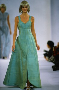 carolina-herrera-ss-1996.thumb.jpg.262753b125d823d1025f2795da23ff60.jpg