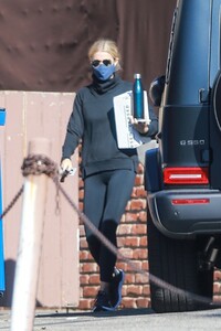 gwyneth-paltrow-leaves-a-gym-in-santa-monica-01-24-2021-4.jpg