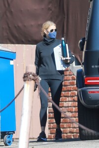 gwyneth-paltrow-leaves-a-gym-in-santa-monica-01-24-2021-5.jpg