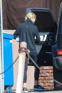gwyneth-paltrow-leaves-a-gym-in-santa-monica-01-24-2021-7.jpg