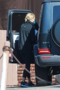gwyneth-paltrow-leaves-a-gym-in-santa-monica-01-24-2021-8.jpg