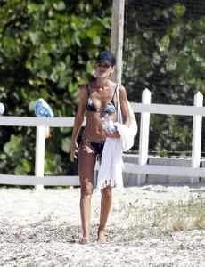 izabel-goulart-in-st-barths-01-13-2021-4.jpg