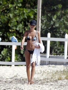 izabel-goulart-in-st-barths-01-13-2021-5.jpg