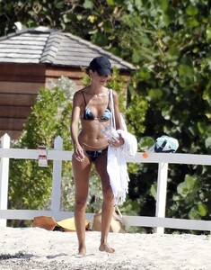 izabel-goulart-in-st-barths-01-13-2021-7.jpg