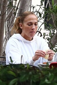 jennifer-lopez-in-casual-outfit-miami-01-12-2021-13.jpeg