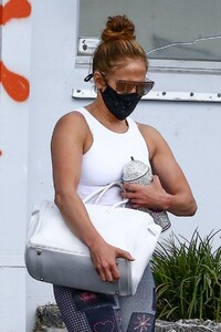 jennifer-lopez-leaves-a-gym-in-miami-01-24-2021-0.jpg