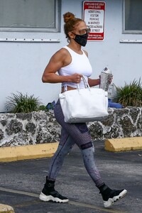 jennifer-lopez-leaves-a-gym-in-miami-01-24-2021-7.jpg