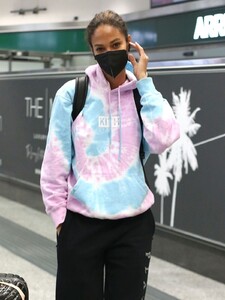 joan-smalls-arrives-at-airport-in-milan-01-20-2021-9.jpg