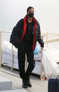 joan-smalls-wearing-a-mask-at-milan-airport-01-23-2021-1.jpg