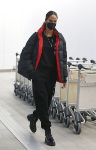 joan-smalls-wearing-a-mask-at-milan-airport-01-23-2021-2.jpg