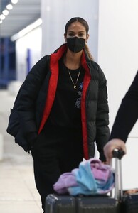 joan-smalls-wearing-a-mask-at-milan-airport-01-23-2021-3.jpg