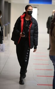 joan-smalls-wearing-a-mask-at-milan-airport-01-23-2021-7.jpg