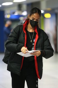 joan-smalls-wearing-a-mask-at-milan-airport-01-23-2021-8.jpg