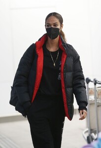 joan-smalls-wearing-a-mask-at-milan-airport-01-23-2021-9.jpg