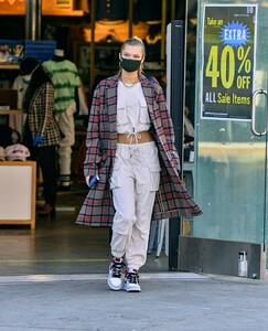 josie-canseco-out-shopping-on-melrose-avenue-in-los-angeles-12-27-2020-0.thumb.jpg.ac833dd17eb912e081064665a2eeee60.jpg