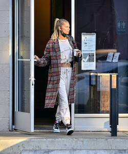 josie-canseco-out-shopping-on-melrose-avenue-in-los-angeles-12-27-2020-3.thumb.jpg.96f91af40e29784e1976f7bce84e068d.jpg