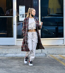 josie-canseco-out-shopping-on-melrose-avenue-in-los-angeles-12-27-2020-6.thumb.jpg.1fa2def936f90d17422e9e05a9090f99.jpg