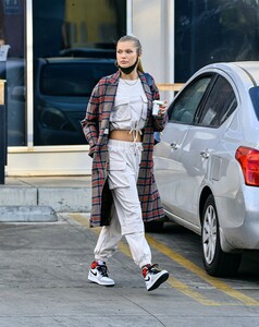 josie-canseco-out-shopping-on-melrose-avenue-in-los-angeles-12-27-2020-8.thumb.jpg.2fe3bfc658b441383f63db6dcea05f89.jpg