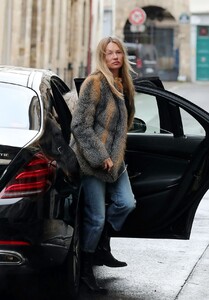 kate-moss-leaves-ritz-hotel-in-paris-01-17-2021-1.jpg