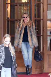 kate-moss-leaves-ritz-hotel-in-paris-01-17-2021-10.jpg