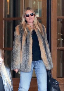 kate-moss-leaves-ritz-hotel-in-paris-01-17-2021-11.jpg