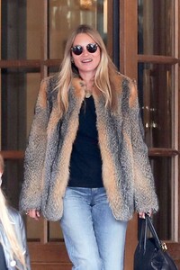 kate-moss-leaves-ritz-hotel-in-paris-01-17-2021-12.jpg