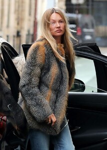 kate-moss-leaves-ritz-hotel-in-paris-01-17-2021-2.jpg