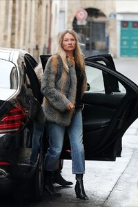 kate-moss-leaves-ritz-hotel-in-paris-01-17-2021-3.jpg