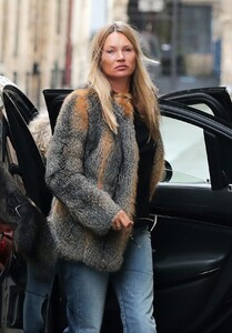 kate-moss-leaves-ritz-hotel-in-paris-01-17-2021-4.jpg