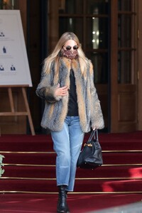 kate-moss-leaves-ritz-hotel-in-paris-01-17-2021-7.jpg