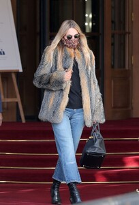 kate-moss-leaves-ritz-hotel-in-paris-01-17-2021-8.jpg