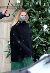 kate-moss-out-celebrates-her-birthday-in-paris-01-16-2021-6.jpg