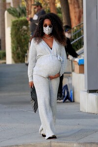 kelly-rowland-at-ucla-santa-monica-medical-center-01-14-2021-6.jpg