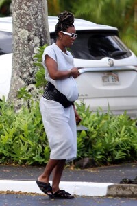 kelly-rowland-out-in-hawaii-11-12-2020-3.jpg