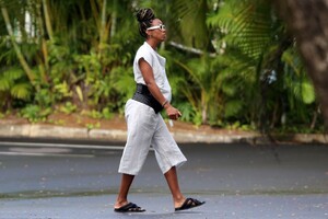 kelly-rowland-out-in-hawaii-11-12-2020-4.jpg