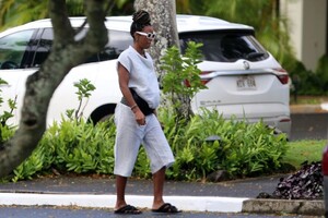 kelly-rowland-out-in-hawaii-11-12-2020-5.jpg
