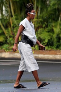 kelly-rowland-out-in-hawaii-11-12-2020-6.jpg