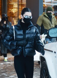 kendall-jenner-and-kylie-jenner-shopping-at-the-prada-store-in-aspen-12-30-2020-2.jpeg