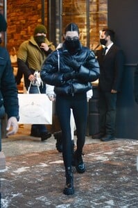 kendall-jenner-and-kylie-jenner-shopping-at-the-prada-store-in-aspen-12-30-2020-3.jpeg