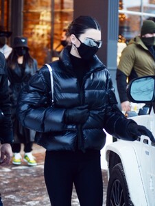 kendall-jenner-and-kylie-jenner-shopping-at-the-prada-store-in-aspen-12-30-2020-4.jpeg